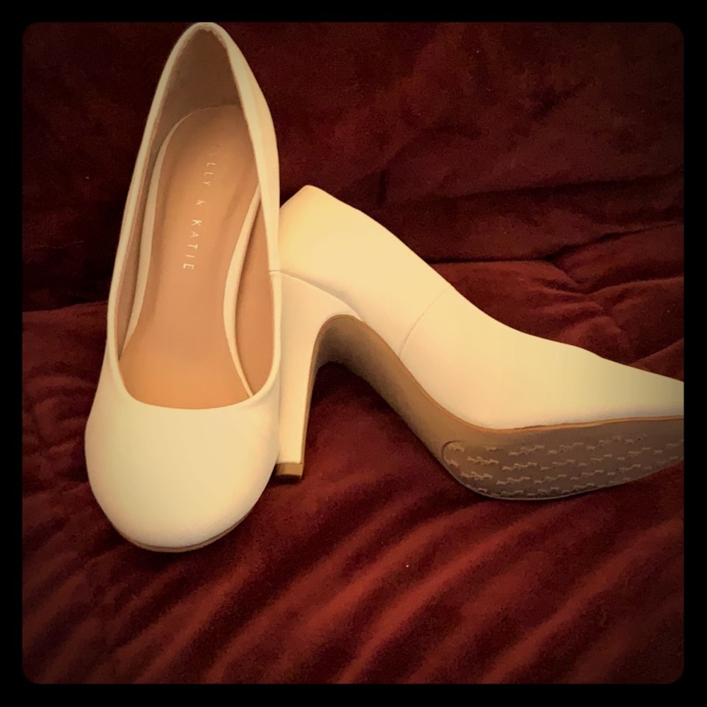 Kelly & Katie white closed toed pumps